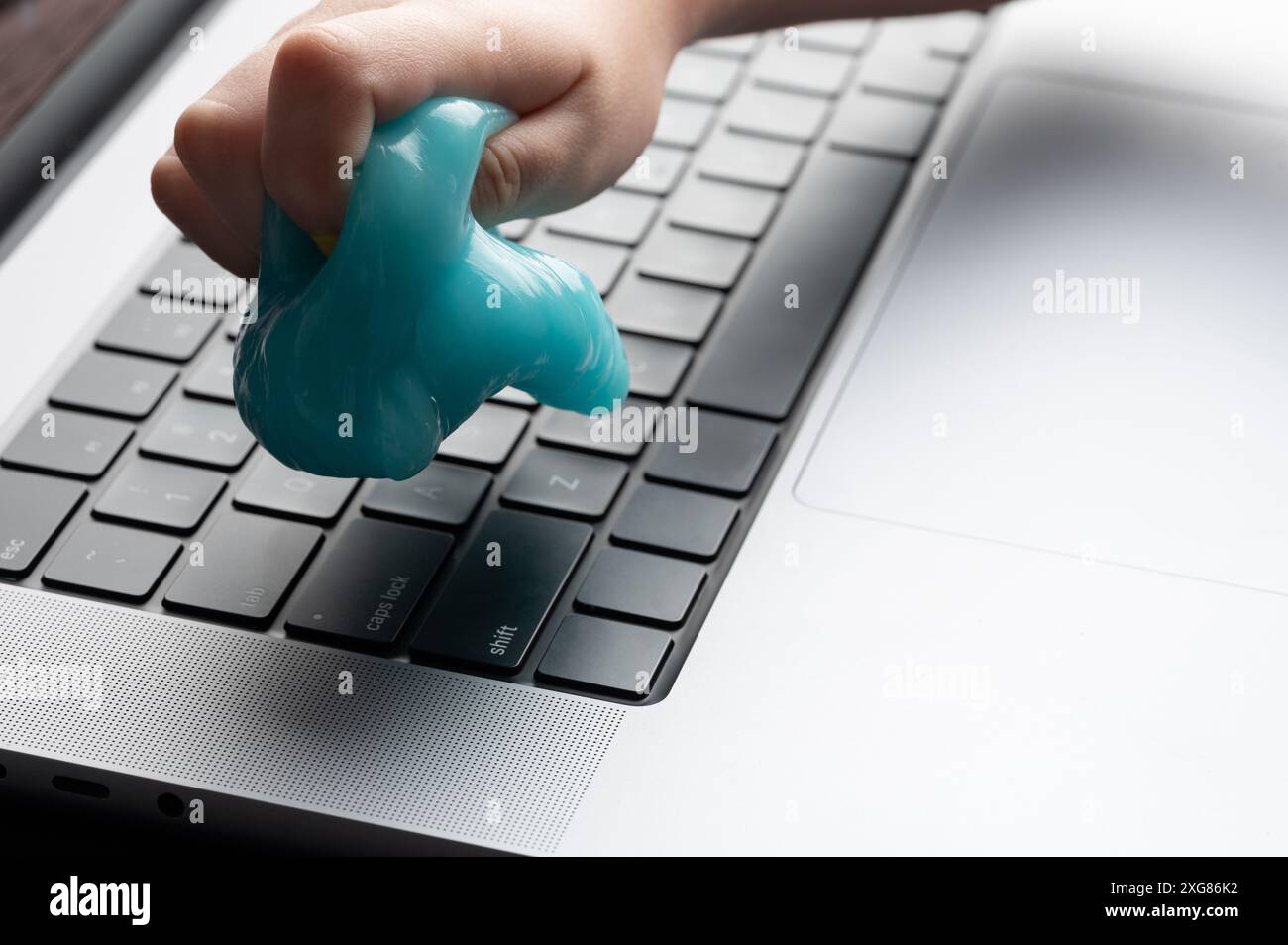 Pulitore antipolvere della tastiera del computer portatile con vista ravvicinata Foto Stock