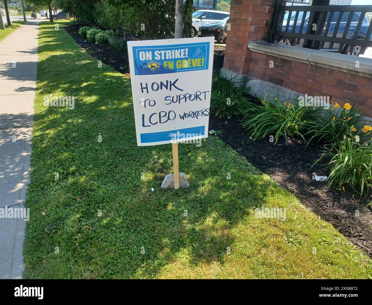 Toronto, ON, Canada - 7 luglio 2024: LCBO lavoratori in sciopero con striscioni Foto Stock