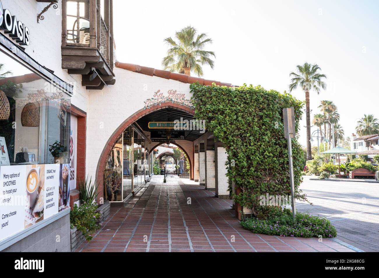 Palm Springs, California - giugno 27. 2024: Vista del quartiere commerciale del centro di Palm Springs, California Foto Stock