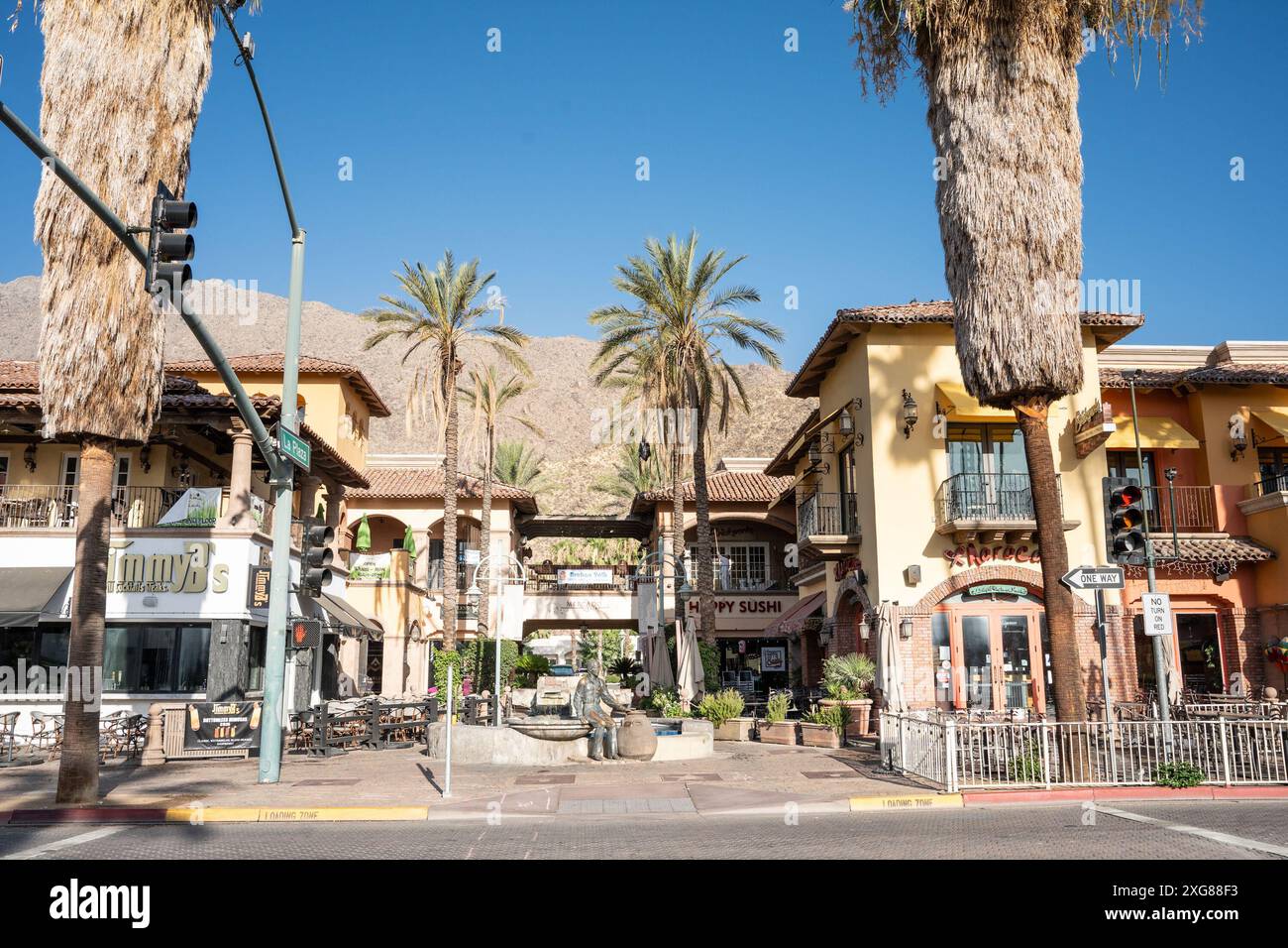 Palm Springs, California - giugno 27. 2024: Vista del quartiere commerciale del centro di Palm Springs, California Foto Stock