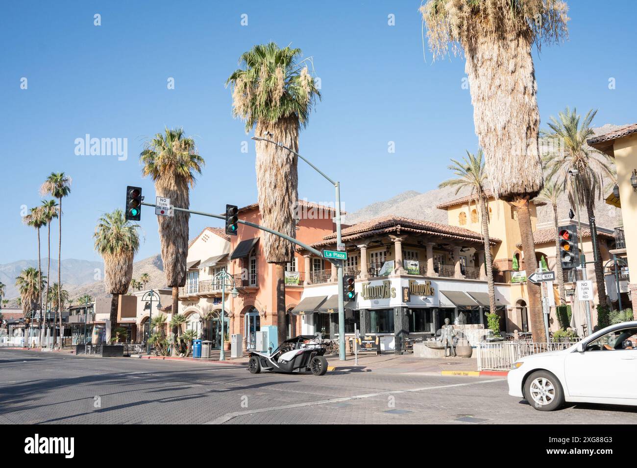 Palm Springs, California - giugno 27. 2024: Vista del quartiere commerciale del centro di Palm Springs, California Foto Stock