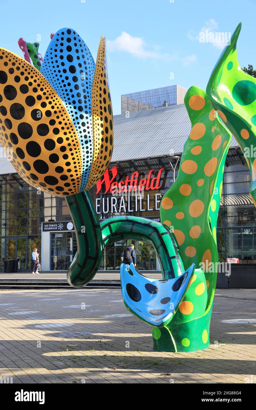 I Tulipani di Shangri-la, alti 7 metri su Place Francois Mitterand. Creato dall'artista giapponese Yayoi Kusama e simbolo della città di Lille. Foto Stock