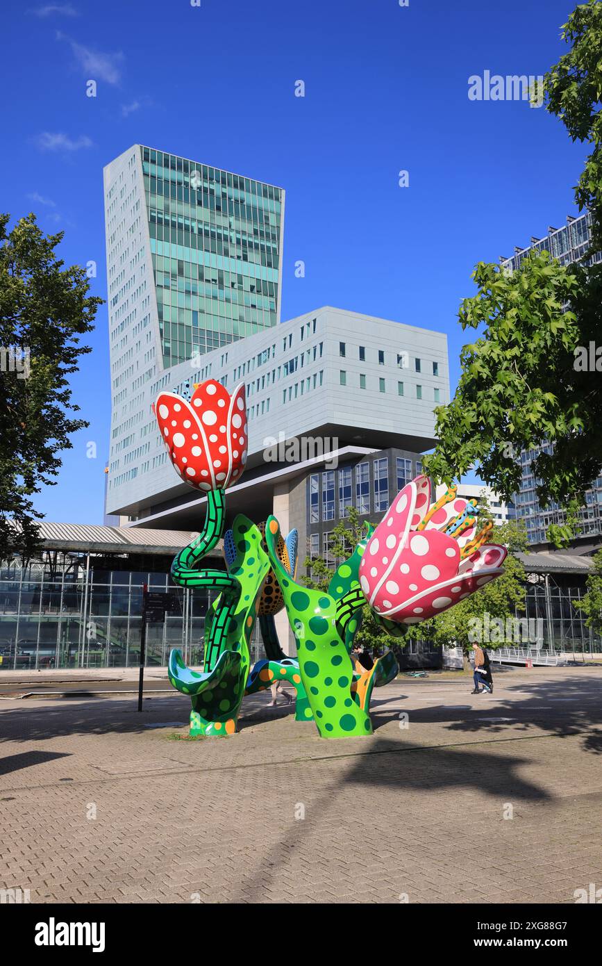 I Tulipani di Shangri-la, alti 7 metri su Place Francois Mitterand. Creato dall'artista giapponese Yayoi Kusama e simbolo della città di Lille. Foto Stock