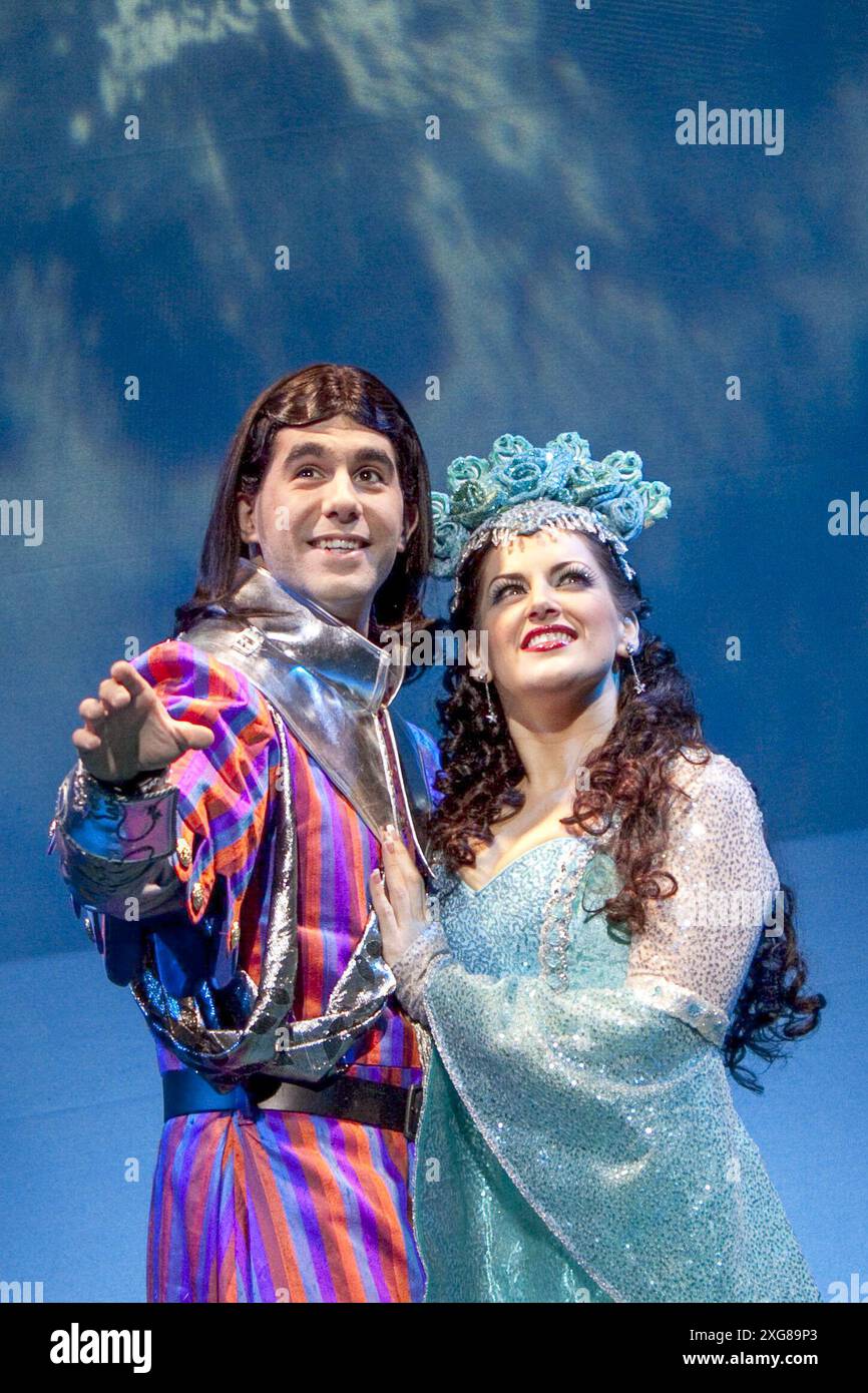 Simon Lipkin (Sir Dennis Galahad), Jodie Prenger (The Lady of the Lake) in Monty Python's SPAMALOT UK National Tour dal 06/2010 libro & testi: Eric Idle musica: John Du Prez & Eric Idle design: Hugh Durrant illuminazione: Nick Richings regista: Christopher Luscombe Foto Stock Simon Lipkin (Sir Dennis Galahad), Jodie Prenger (The Lady of the Lake) in Monty Python's SPAMALOT UK National Tour dal 06/2010 libro & testi: Eric Idle musica: John Du Prez & Eric Idle design: Hugh Durrant illuminazione: Nick Richings regista: Christopher Luscombe Foto Stock