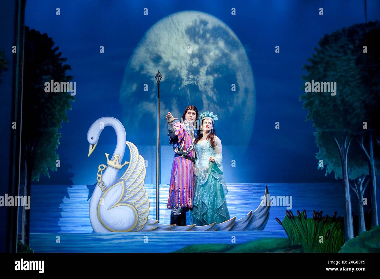 Simon Lipkin (Sir Dennis Galahad), Jodie Prenger (The Lady of the Lake) in Monty Python's SPAMALOT UK National Tour dal 06/2010 libro & testi: Eric Idle musica: John Du Prez & Eric Idle design: Hugh Durrant illuminazione: Nick Richings regista: Christopher Luscombe Foto Stock Simon Lipkin (Sir Dennis Galahad), Jodie Prenger (The Lady of the Lake) in Monty Python's SPAMALOT UK National Tour dal 06/2010 libro & testi: Eric Idle musica: John Du Prez & Eric Idle design: Hugh Durrant illuminazione: Nick Richings regista: Christopher Luscombe Foto Stock