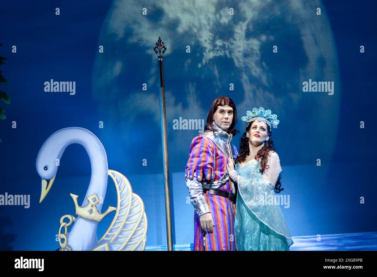 Simon Lipkin (Sir Dennis Galahad), Jodie Prenger (The Lady of the Lake) in Monty Python's SPAMALOT UK National Tour dal 06/2010 libro & testi: Eric Idle musica: John Du Prez & Eric Idle design: Hugh Durrant illuminazione: Nick Richings regista: Christopher Luscombe Foto Stock Simon Lipkin (Sir Dennis Galahad), Jodie Prenger (The Lady of the Lake) in Monty Python's SPAMALOT UK National Tour dal 06/2010 libro & testi: Eric Idle musica: John Du Prez & Eric Idle design: Hugh Durrant illuminazione: Nick Richings regista: Christopher Luscombe Foto Stock