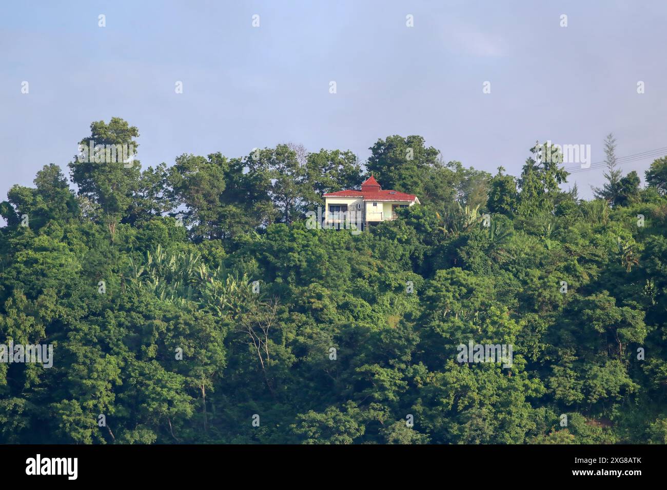 casa sulla collina. Questa foto è stata scattata da Bandarban, Bangladesh. Foto Stock