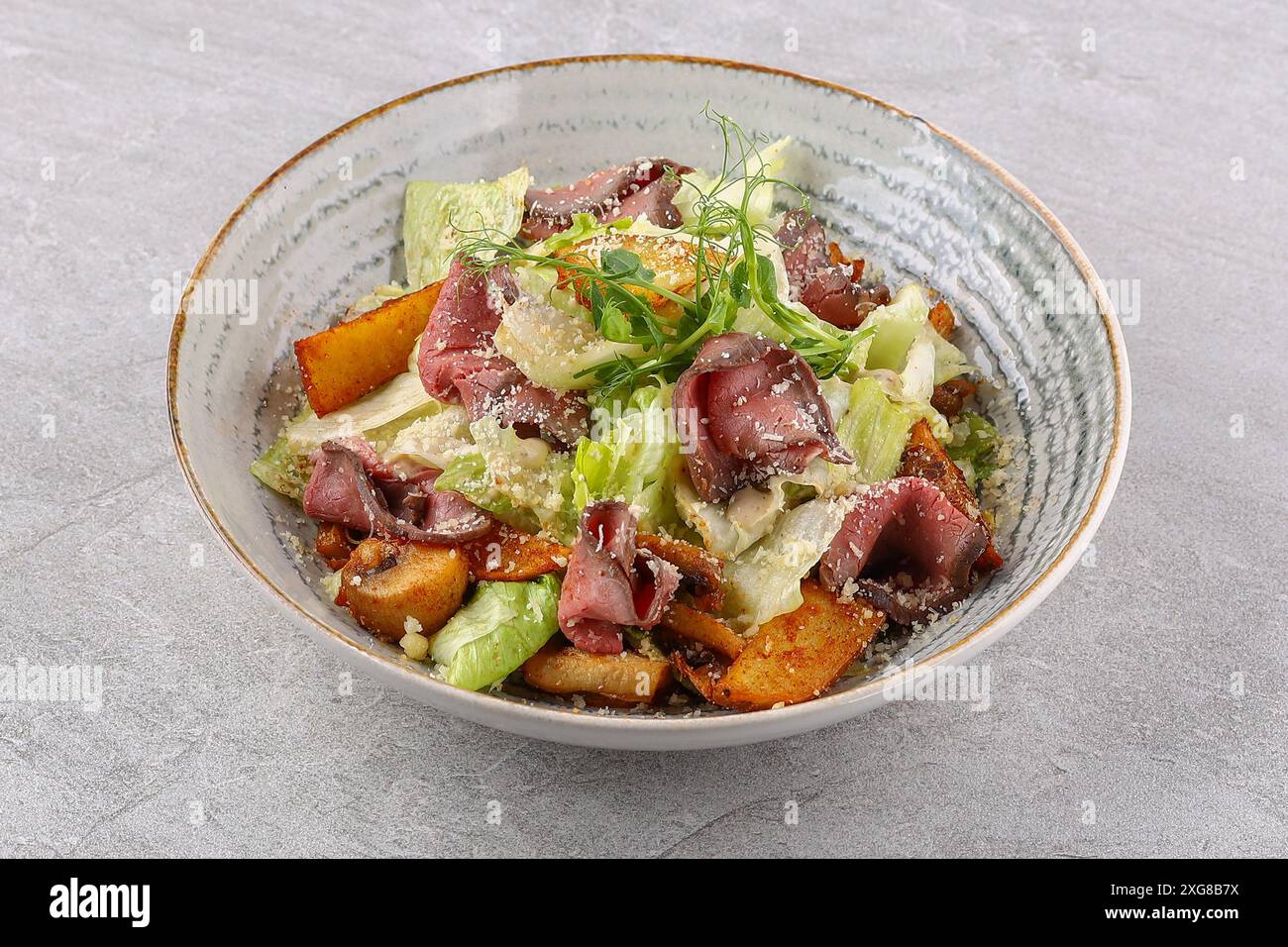 insalata con cozze, peperoni dolci e cetrioli su sfondo in pietra, foto del cibo in studio Foto Stock