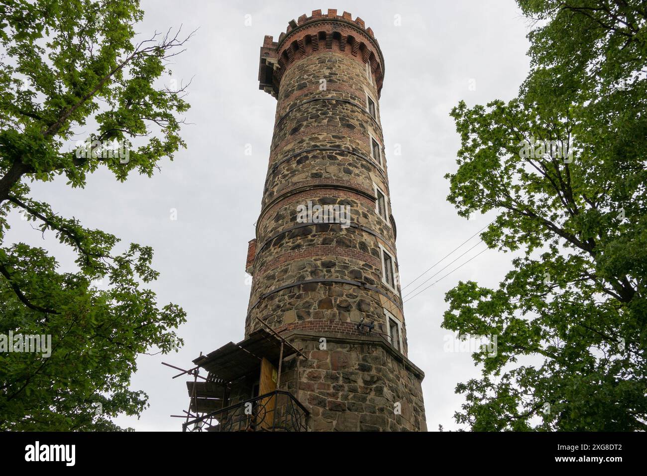 Vecchia torre panoramica di Cvilin a Krnov, Repubblica Ceca, vista dal basso Foto Stock