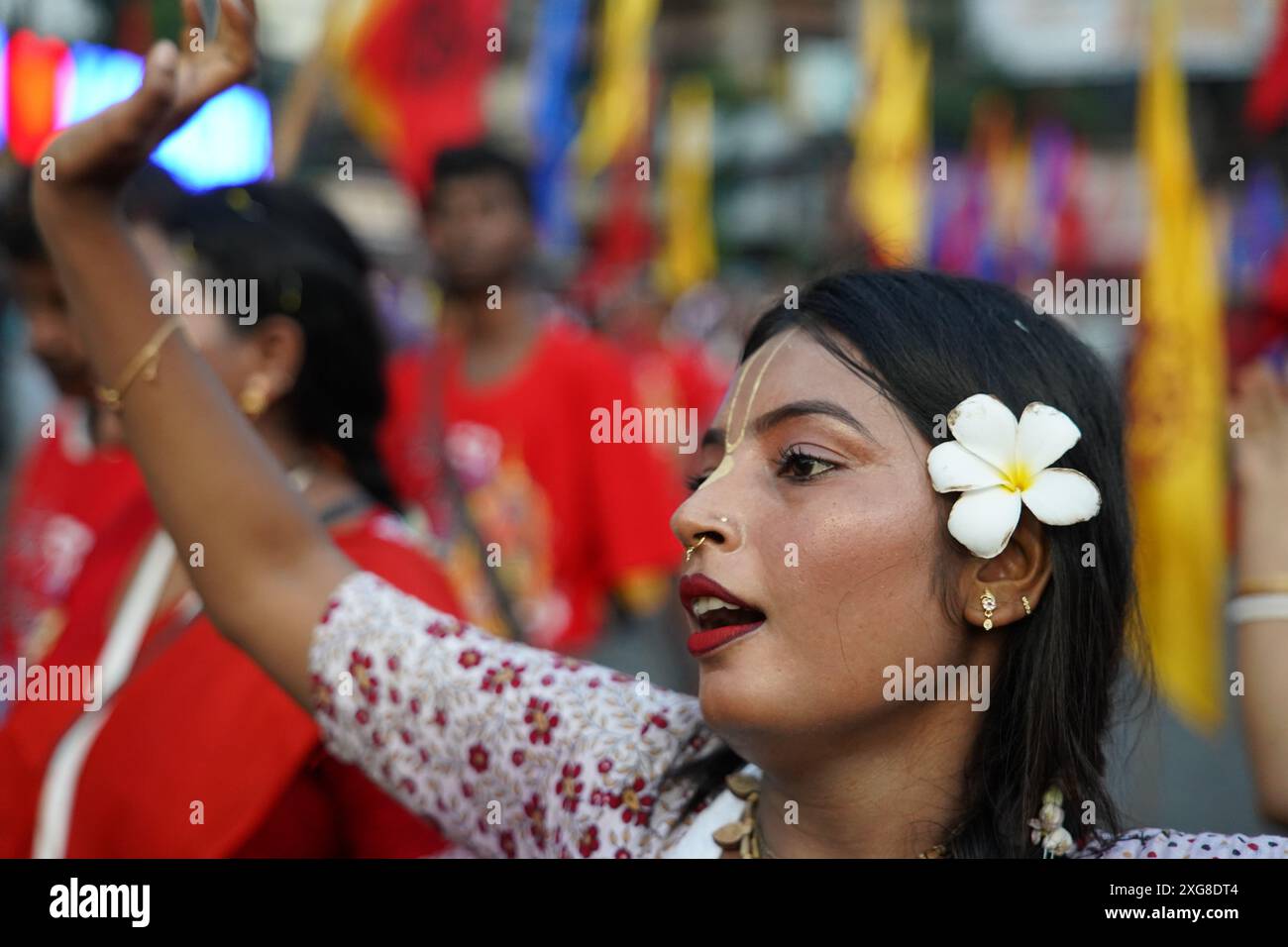 Kolkata, India. 7 luglio 2024 – migliaia di devoti indù si sono riuniti oggi per celebrare il grande Rath Yatra, il festival annuale dei carri che mostra le divinità di Jagannath, Balaram e Subhadra. Organizzato dalla International Society for Krishna Consciousness (ISKCON), questo evento vibrante ha visto le strade di Kolkata prendere vita con canti, musica e decorazioni colorate della città. (Foto di Biswarup Ganguly/Alamy) Foto Stock