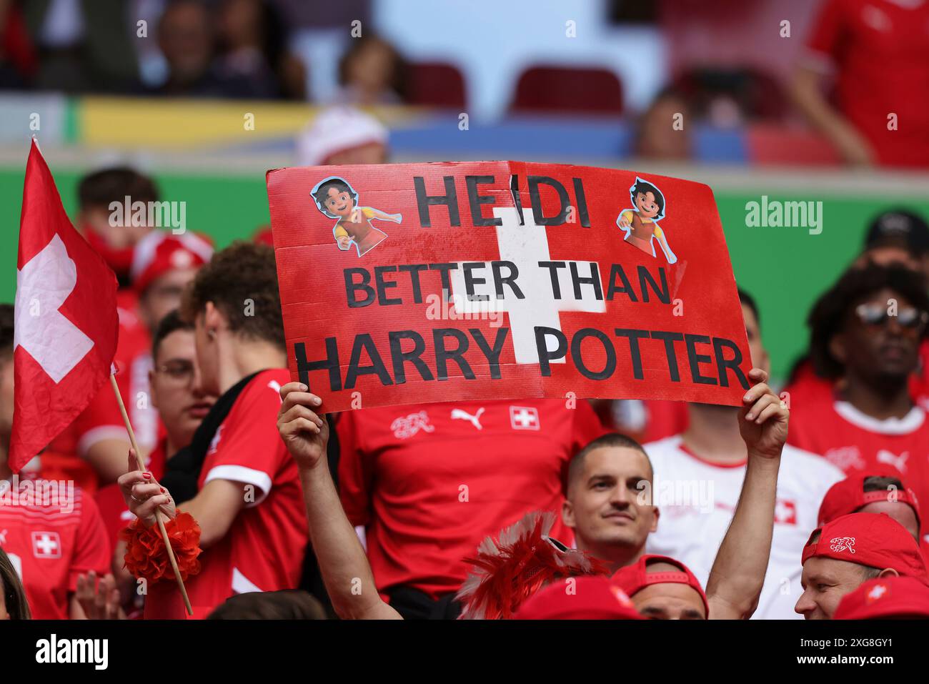 Dusseldorf, Germania. 6 luglio 2024. Firo : 06.07.2024, calcio: UEFA EURO 2024, EM, Campionato europeo 2024, quarti di finale, 1/4 finale, M48, Match 48, ENG, Inghilterra - sui, Svizzera tifosi della Svizzera con un poster di Heidi è meglio di Harry Potter fan Svizzera con poster credito: dpa/Alamy Live News Foto Stock