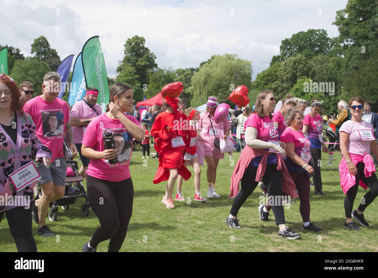 Corsa per la vita a Colchester, Essex. La gara è per persone di tutte le età, background e livelli di fitness e raccoglie fondi per la ricerca sul cancro nel Regno Unito Foto Stock