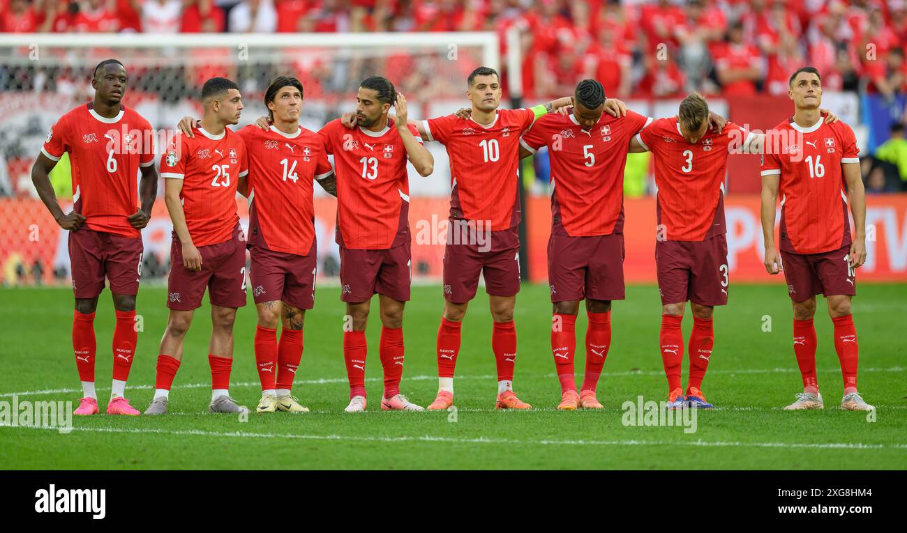 06 lug 2024 - Inghilterra contro Svizzera - Campionati europei di calcio 2024 - quarti di finale - Düsseldorf. Gli elvetici si schierano durante i calci di rigore contro l'Inghilterra. Foto : Mark Pain / Alamy Live News Foto Stock