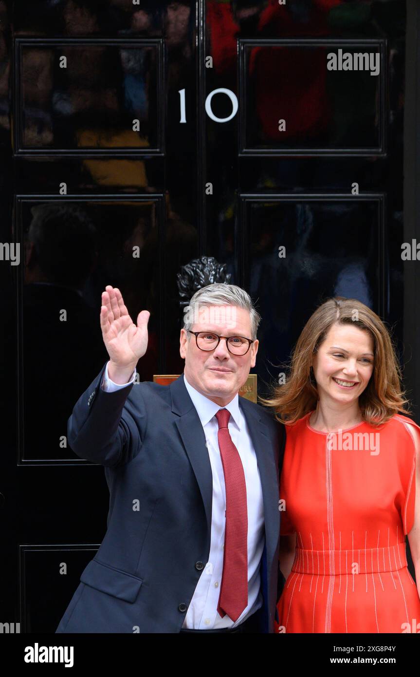 Sir Keir Starmer con sua moglie Victoria a Downing Street il giorno dopo che i laburisti vinsero le elezioni generali, il 5 luglio 2024. Foto Stock