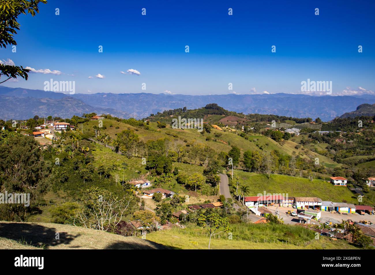 Vista delle splendide montagne intorno alla città storica di Jerico nel dipartimento di Antioquia. Città naturale della Santa madre Laura Montoya. Foto Stock