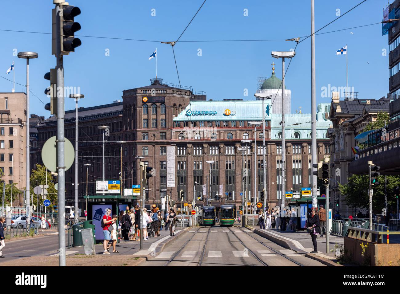 Turisti ed edifici storici nel centro di Helsinki in un giorno d'estate Foto Stock