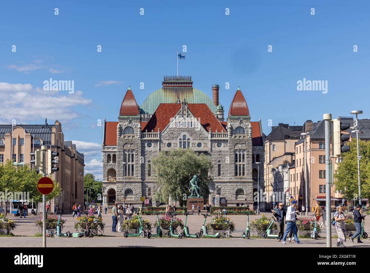 Edificio del Teatro Nazionale finlandese nel centro di Helsinki in un giorno d'estate Foto Stock