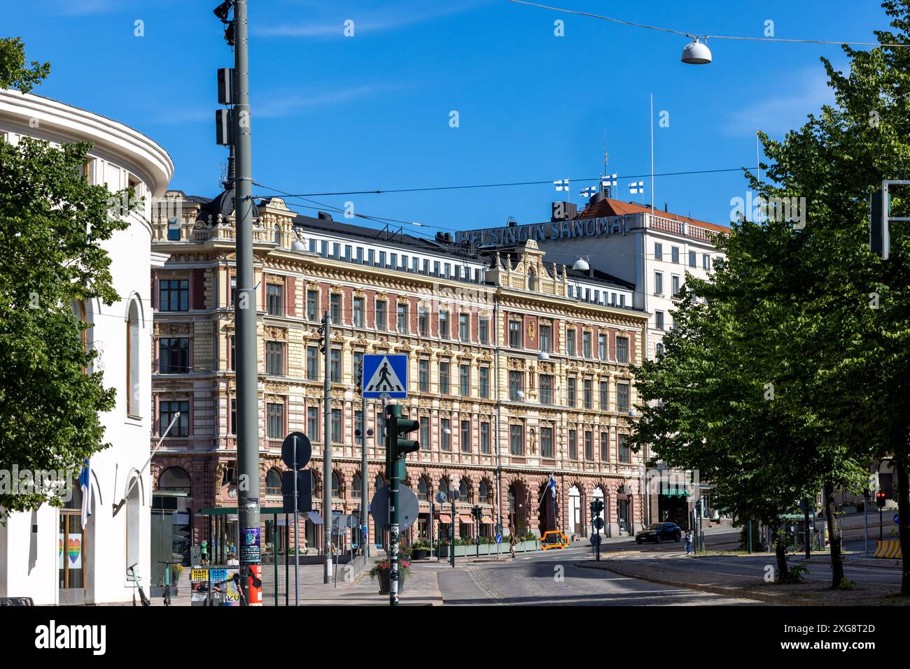 Turisti ed edifici storici nel centro di Helsinki in un giorno d'estate Foto Stock