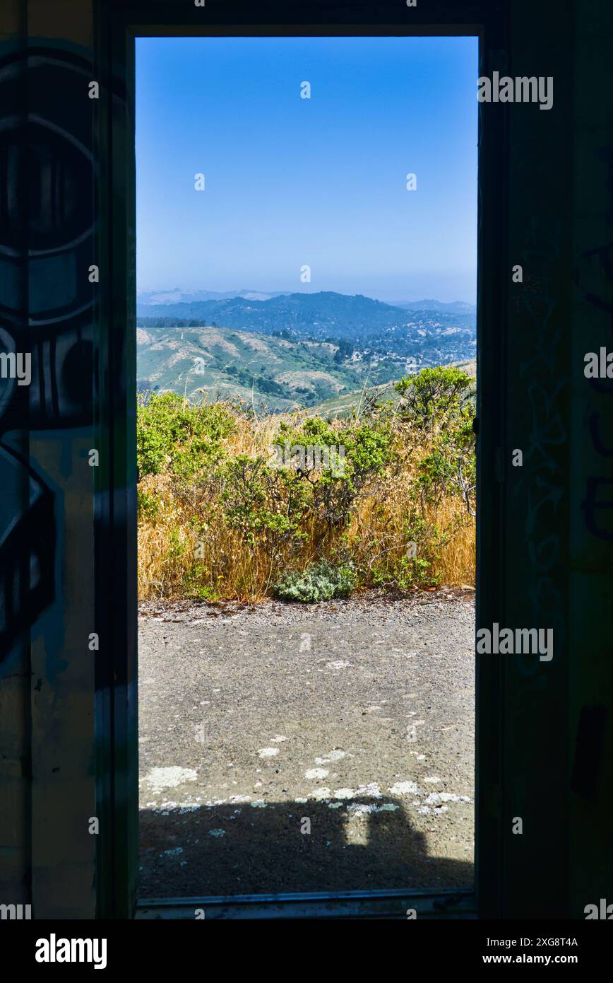 La vista della montagna all'interno di un telaio della porta. Foto Stock