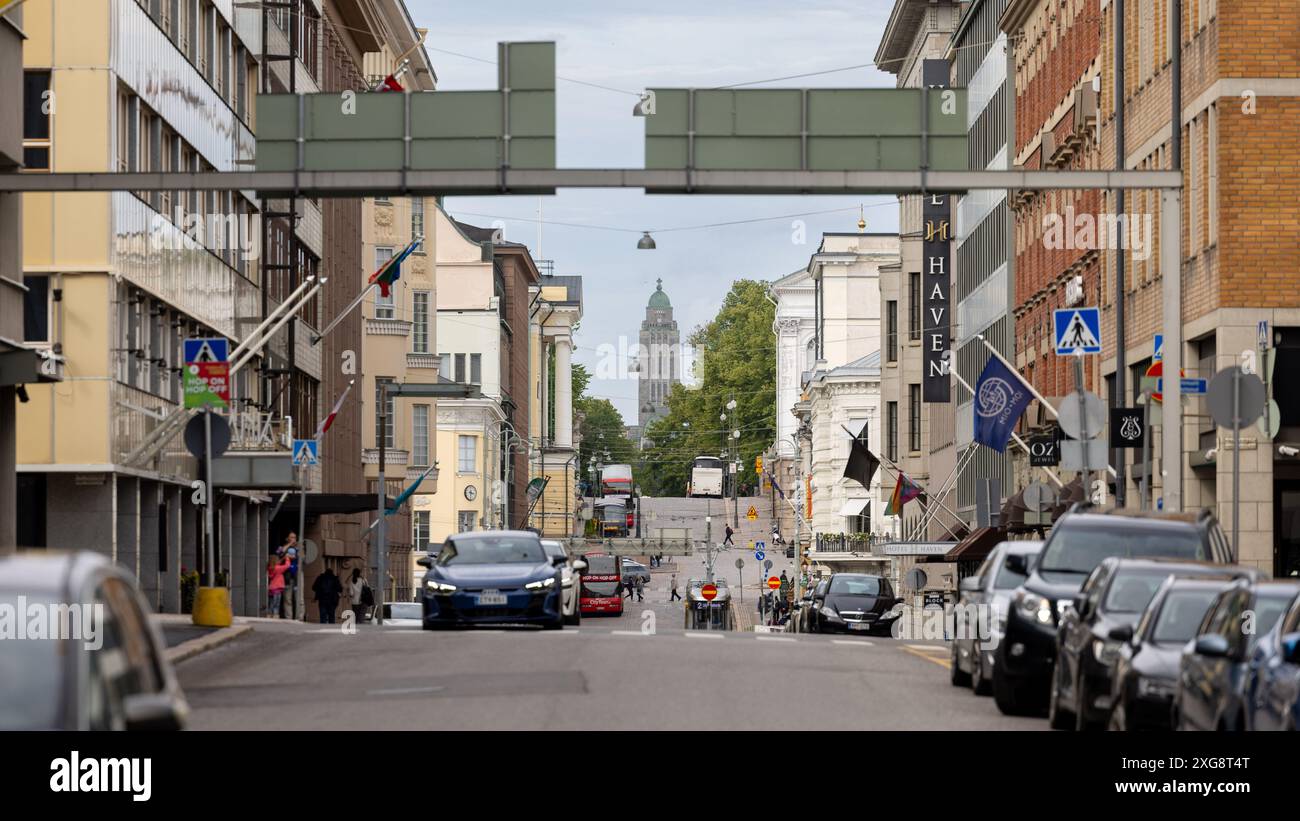 Turisti ed edifici storici nel centro di Helsinki in un giorno d'estate Foto Stock