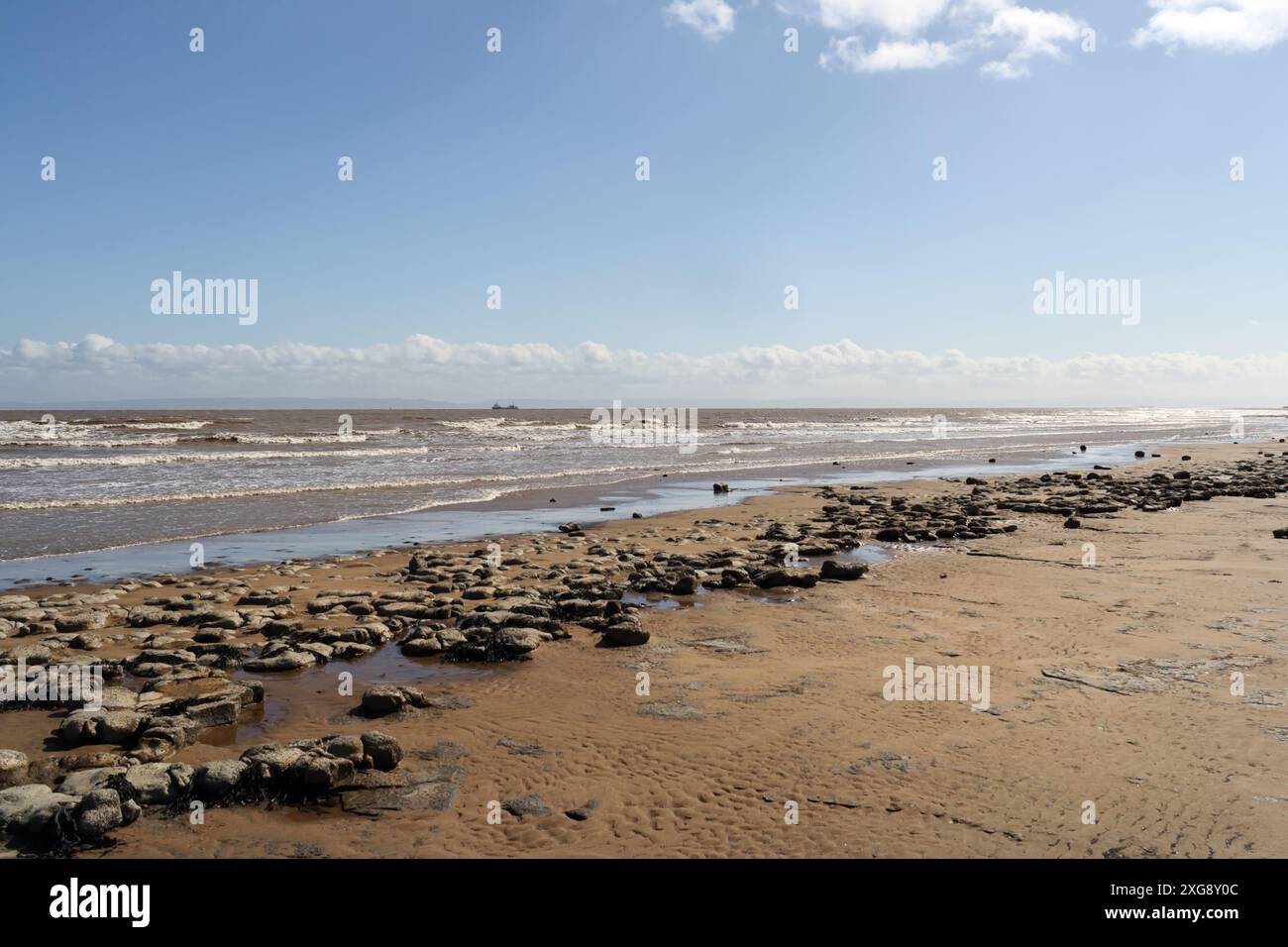 Costa costiera britannica Spiaggia a Lavernock Point, costa del Galles, costa del Regno Unito, costa gallese tranquilla spiaggia vuota Vista panoramica della spiaggia e della costa del cielo Foto Stock