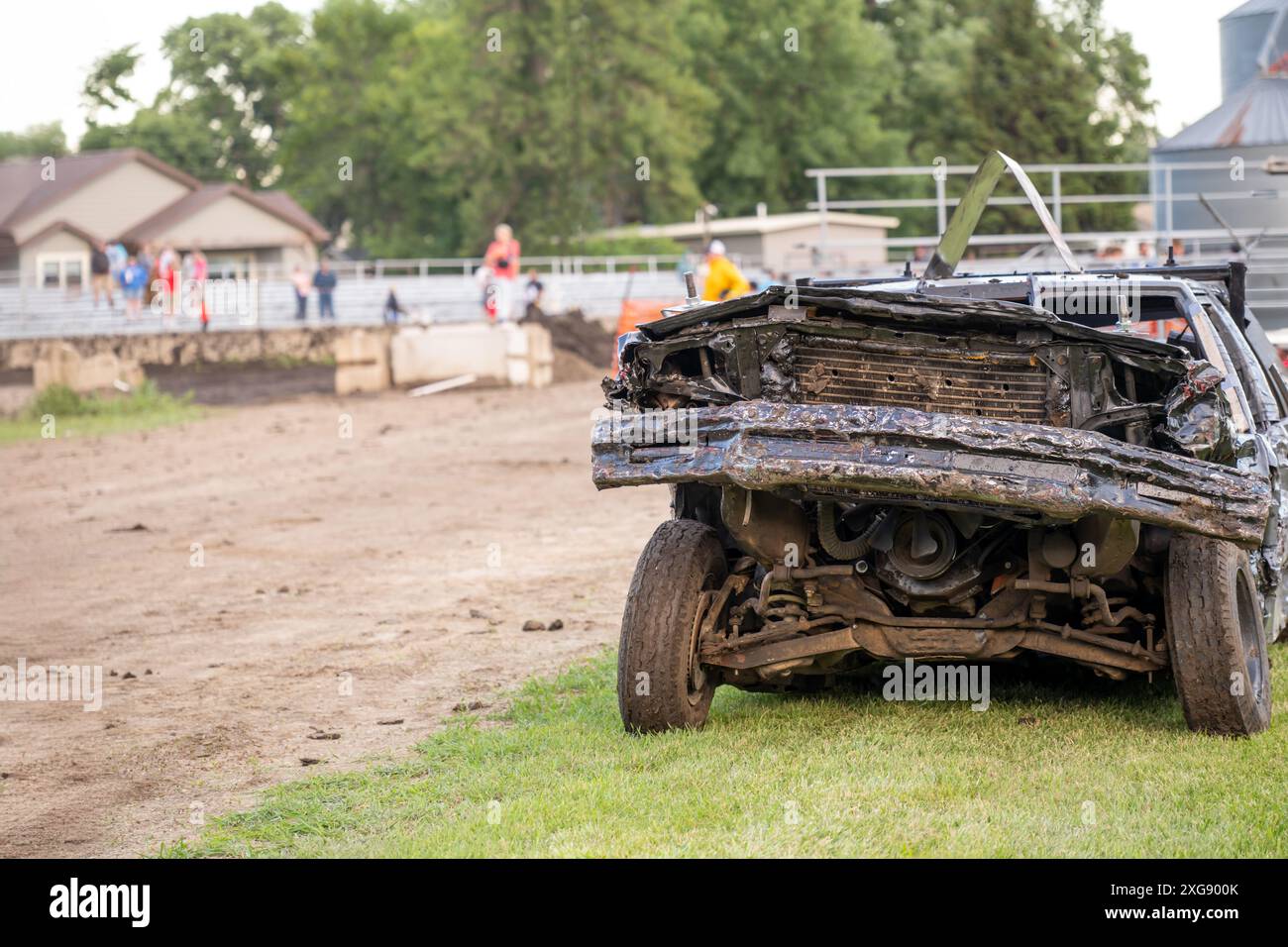 Attenzione selettiva alla parte anteriore di un'auto distrutta dopo un impatto in un derby di demolizione. Foto Stock