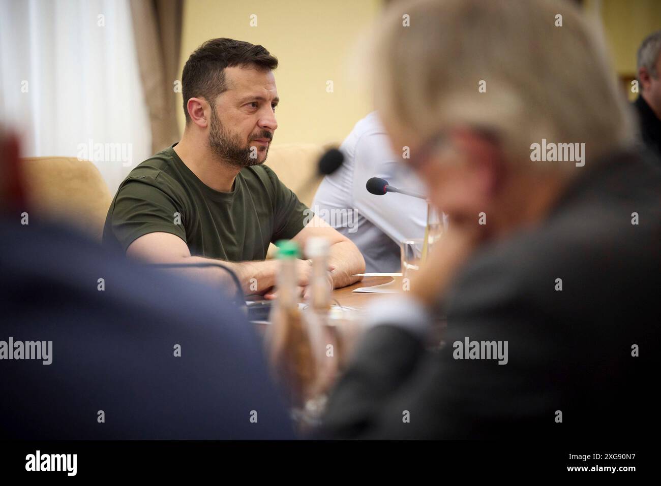 Odesa, Ucraina. 7 luglio 2024. Il presidente ucraino Volodymyr Zelenskyy, a sinistra, ascolta durante una discussione bilaterale con il segretario alla difesa britannico John Healey, e le delegazioni, 7 luglio 2024 a Odesa, Ucraina. Healey ha promesso un nuovo sostegno all'Ucraina da parte del nuovo governo laburista nel Regno Unito. Credito: Presidenza Ucraina/Ufficio stampa presidenziale ucraino/Alamy Live News Foto Stock