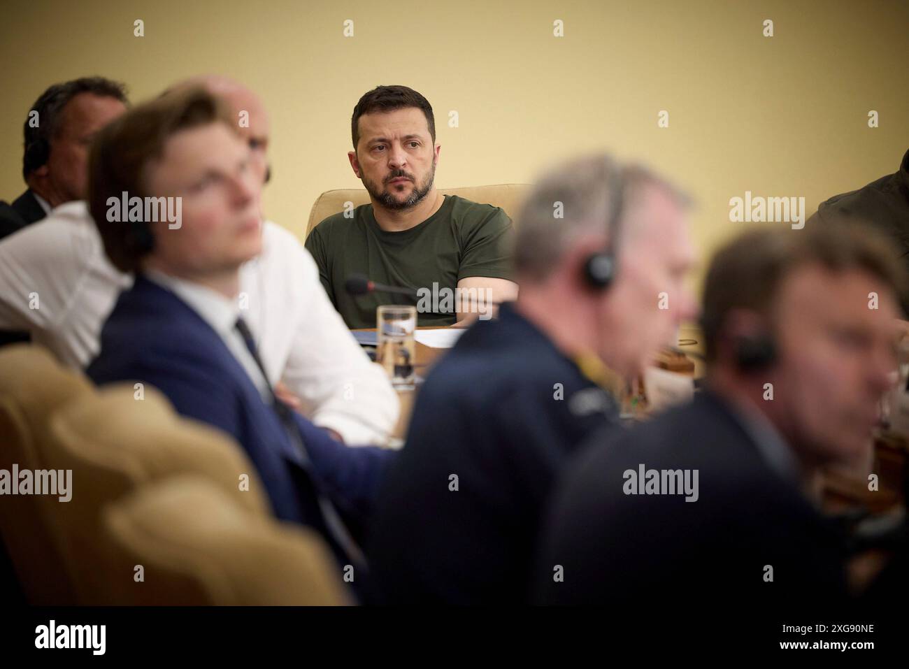 Odesa, Ucraina. 7 luglio 2024. Il presidente ucraino Volodymyr Zelenskyy, centro, ascolta durante una discussione bilaterale con il segretario alla difesa britannico John Healey, e le delegazioni, 7 luglio 2024 a Odesa, Ucraina. Healey ha promesso un nuovo sostegno all'Ucraina da parte del nuovo governo laburista nel Regno Unito. Credito: Presidenza Ucraina/Ufficio stampa presidenziale ucraino/Alamy Live News Foto Stock