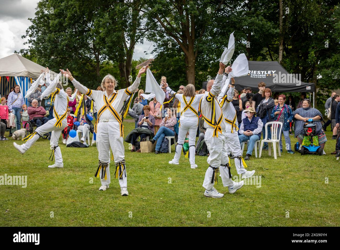 Earl of Stamford Morris ballerini che si esibiscono al Stockton Heath Festival del 2024 Foto Stock