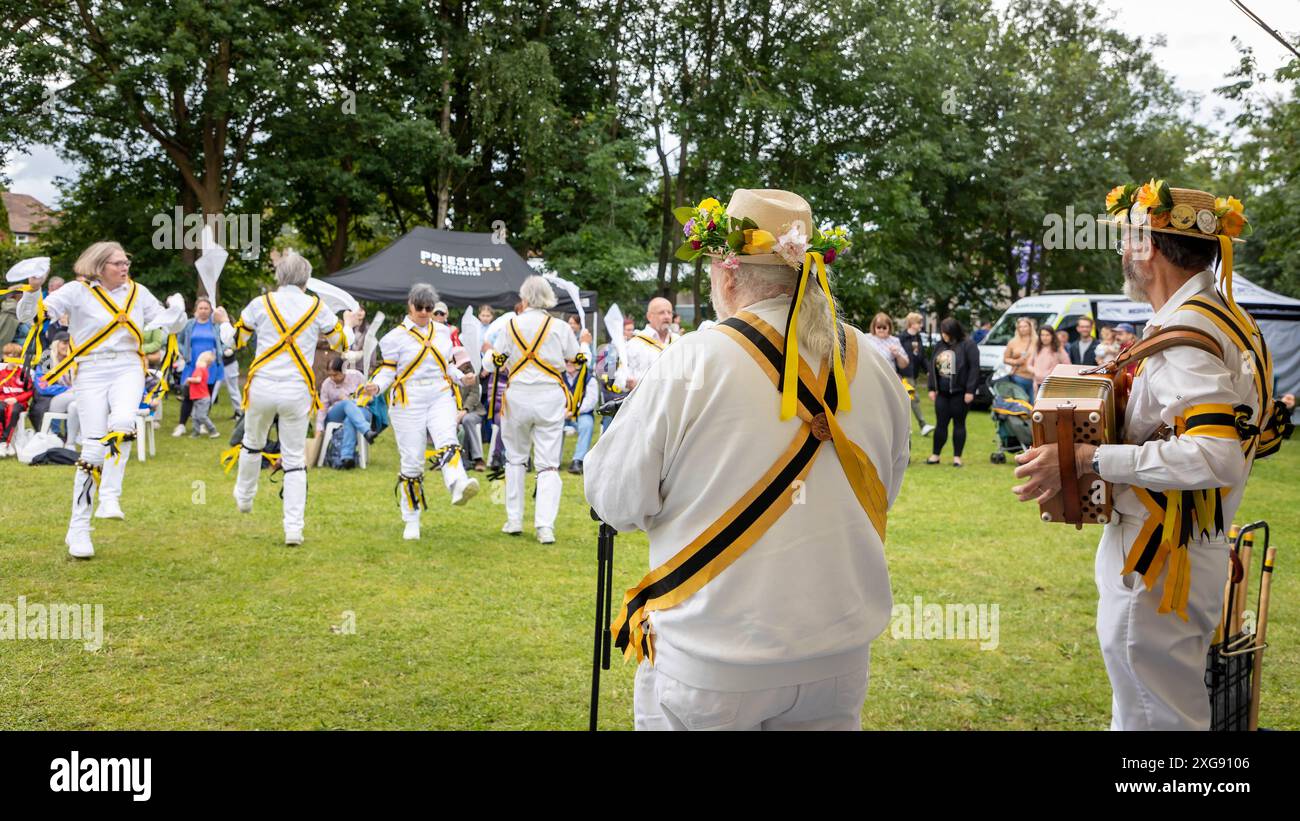 Earl of Stamford Morris ballerini che si esibiscono al Stockton Heath Festival del 2024 Foto Stock