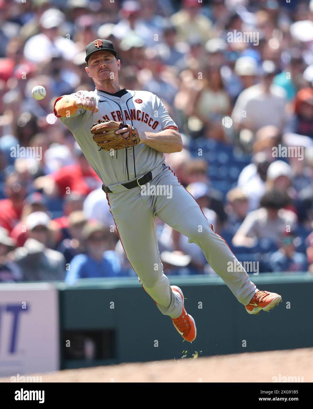 Cleveland, Stati Uniti. 7 luglio 2024. La terza base dei San Francisco Giants Matt Chapman (26) non è in grado di buttare fuori il battitore dei Cleveland Guardians, Tyler Freeman (2) nel sesto inning al Progressive Field di Cleveland, Ohio, domenica 7 luglio 2024. Foto di Aaron Josefczyk/UPI credito: UPI/Alamy Live News Foto Stock