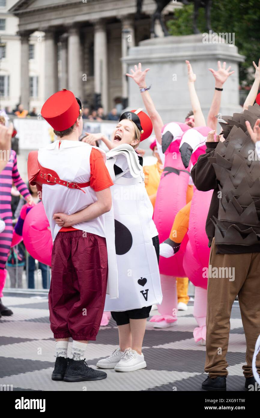 Londra, Regno Unito. 7 luglio 2024. ChessFest 2024, Trafalgar Square. ChessFest è il più grande evento scacchistico del Regno Unito ed è rivolto a chiunque ami gli scacchi o voglia imparare a giocare. 32 attori professionisti prendono il ruolo dei pezzi degli scacchi - facendo una serie di spettacoli durante tutto il giorno, ricreando famosi giochi giocati da maestri del passato. Il tema di ChessFest 2024 è Alice attraverso il vetro che guarda. Crediti: andrew bennett/Alamy Live News Foto Stock