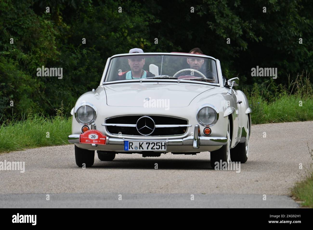 20) Regensburger Classic Rallye, Oldtimer-Rennen bzw Ausfahrt mit Start und Ziel a Ratisbona, via Laaber, Beratzhausen, Lupburg, Steinmühle bei Parsberg, Hexenagger, Kapflberg, Sinzing, Stadtamhof. Foto: Startnummer 20, Mercedes 190 SL, Baujahr 1963 mit 105 PS *** 20 Regensburger Classic Rallye, gara/escursione con partenza e arrivo a Ratisbona, via Laaber, Beratzhausen, Lupburg, Steinmühle vicino a Parsberg, Hexenagger, Kapflberg, Sinzing, Stadtamhof foto a partire dal numero 20, Mercedes 190 SL, costruita nel 1963 con 105 cv Foto Stock