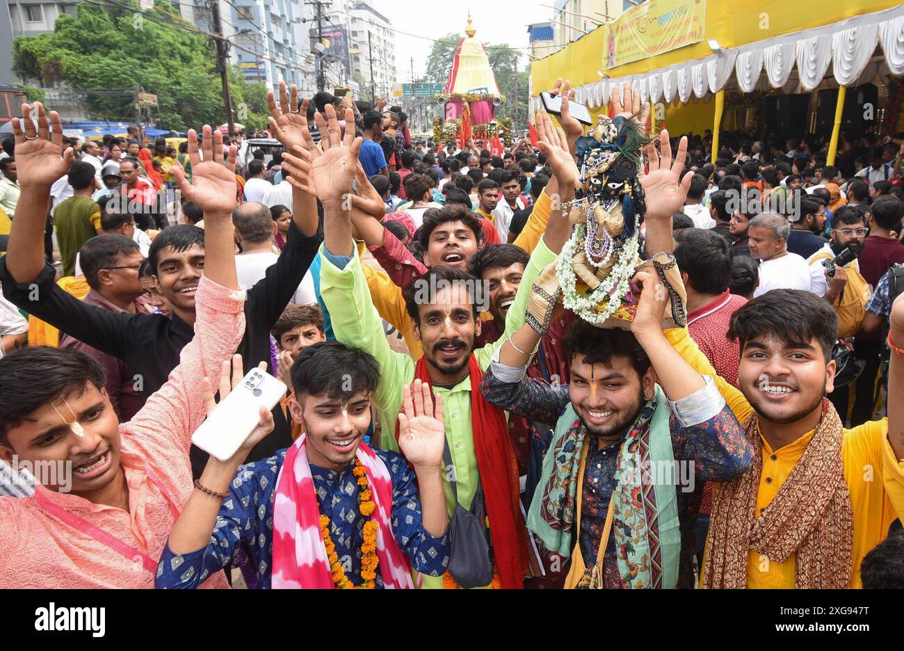 PATNA, INDIA - 7 LUGLIO: I devoti cantano canzoni devozionali durante il festival annuale Jagannath Rath Yatra al tempio ISKCON il 7 luglio 2024 a Patna, India. Il Jagannath Puri Rath Yatra è un festival annuale celebrato nella città di Puri, Orissa. Si ritiene che la festa abbia avuto origine quando la sorella di Lord Jagannath, devi Subhadra, espresse il suo desiderio di visitare Puri. Per soddisfare il suo desiderio, Lord Jagannath, insieme a suo fratello Lord Balabhadra, intraprese un viaggio in carro verso Puri. (Foto di Santosh Kumar/Hindustan Times/Sipa USA ) Foto Stock