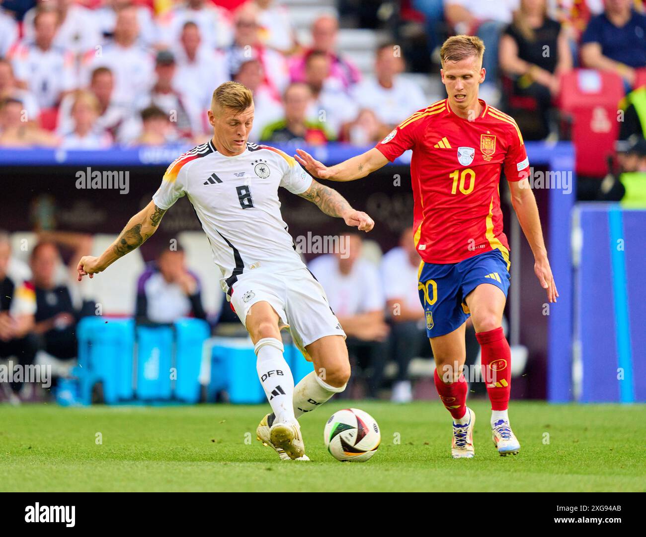 Stoccarda, Germania. 5 luglio 2024. Toni Kroos, DFB 8 competono per il pallone, tackle, duello, colpo di testa, zweikampf, azione, lotta contro Dani Olmo, ESP 10 nei quarti di finale GERMANIA - SPAGNA 1-2 N.V. dei Campionati europei UEFA 2024 il 5 luglio 2024 a Stoccarda, Germania. Fotografo: ddp Images/STAR-Images credito: ddp media GmbH/Alamy Live News Foto Stock