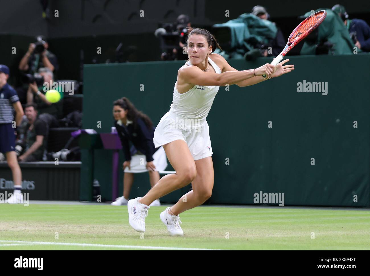 Londra, Regno Unito. 7 luglio 2024. Emma Navarro gioca un rovescio della medaglia nel suo quarto turno contro il Coco Gauff degli Stati Uniti, il settimo giorno dei Campionati di Wimbledon 2024 a Londra, domenica 7 luglio 2024. Foto di Hugo Philpott/UPI credito: UPI/Alamy Live News Foto Stock