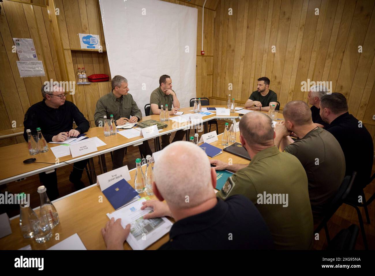 Odesa, Ucraina. 7 luglio 2024. Il presidente ucraino Volodymyr Zelenskyy, a destra, ascolta durante un briefing sulla situazione militare lungo la costa del Mar Nero con i leader militari e civili, 7 luglio 2024 a Odesa, Ucraina. Credito: Presidenza Ucraina/Ufficio stampa presidenziale ucraino/Alamy Live News Foto Stock