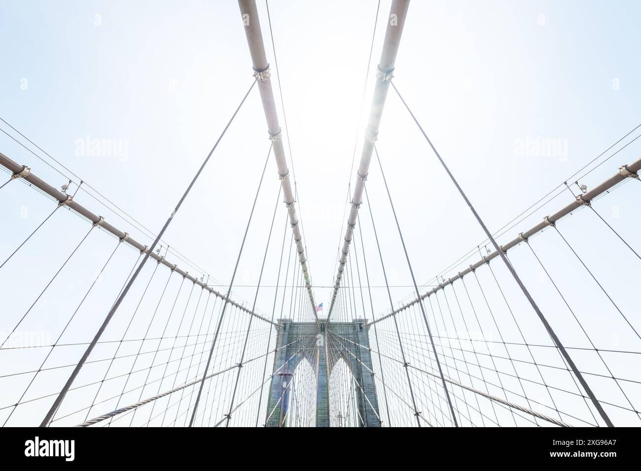 Vista grandangolare del Ponte di Brooklyn a New York. Questa prospettiva spettacolare mostra la grandezza architettonica dell'iconico ponte, Highligh Foto Stock