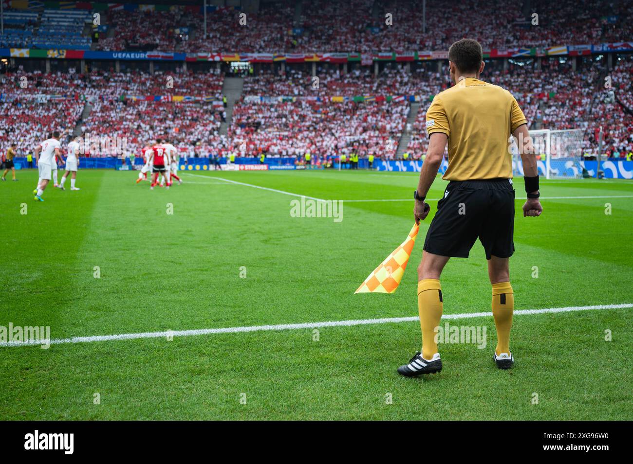 BERLINO, GERMANIA - 21 GIUGNO 2024: Incontro Euro 2024 Groupe D Polonia vs Austria 1:3. Assitente dell'arbitro principale. Foto Stock
