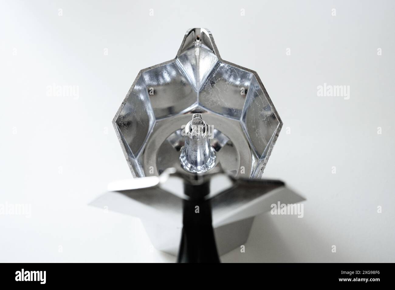 Moka italiana (caffettiera o macchinetta del caffè) con fondo bianco Foto Stock