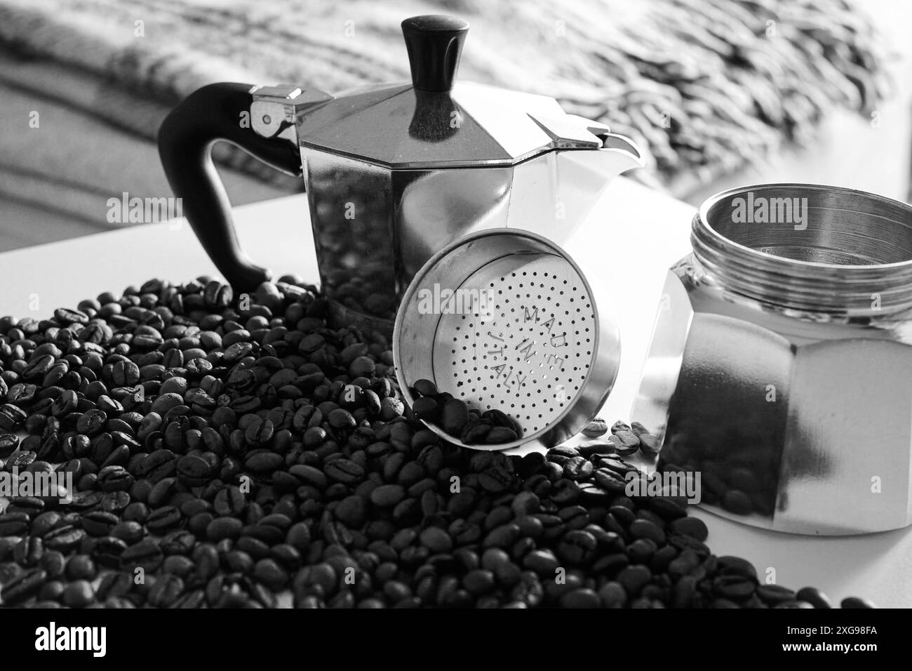 Moka italiana (caffettiera o macchinetta del caffè), macchina da caffè italiana con chicchi di caffè sullo sfondo Foto Stock