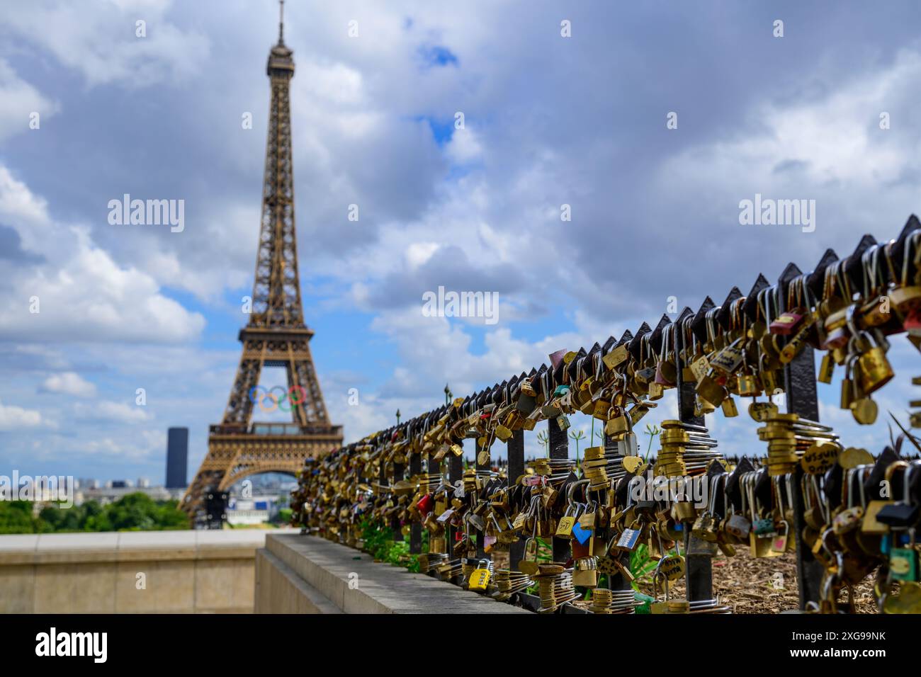 Torre Eiffel pronta per le Olimpiadi, Parigi Foto Stock