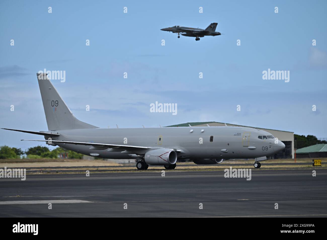 Un P-8A Poseidon della Royal Air Force (RAF), assegnato al 120 Squadron RAF, arriva alla Joint base Pearl Harbor-Hickam, Hawaii, durante l'esercitazione Rim of the Pacific (RIMPAC) 2024, 2 luglio. Ventinove nazioni, 40 navi di superficie, tre sottomarini, 14 forze terrestri nazionali, più di 150 aerei e 25.000 personale partecipano al RIMPAC nelle e intorno alle isole Hawaii, dal giugno 27 al 1 agosto. La più grande esercitazione marittima internazionale del mondo, RIMPAC offre un'opportunità di formazione unica, promuovendo e sostenendo le relazioni di cooperazione tra i partecipanti fondamentali per garantire la sicurezza del mare Foto Stock