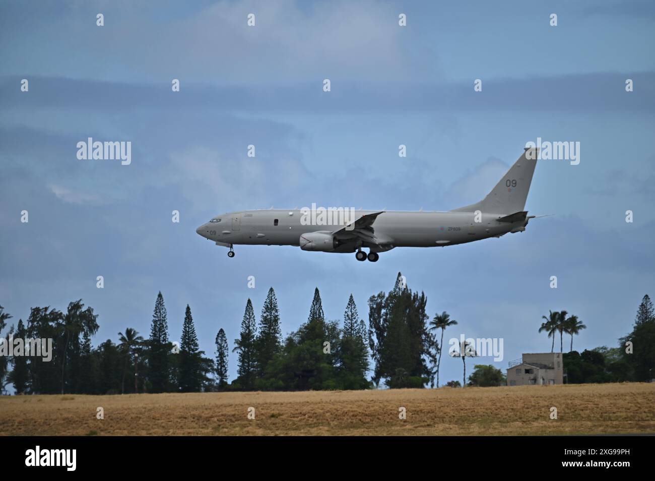 Un P-8A Poseidon della Royal Air Force (RAF), assegnato al 120 Squadron RAF, arriva alla Joint base Pearl Harbor-Hickam, Hawaii, durante l'esercitazione Rim of the Pacific (RIMPAC) 2024, 2 luglio. Ventinove nazioni, 40 navi di superficie, tre sottomarini, 14 forze terrestri nazionali, più di 150 aerei e 25.000 personale partecipano al RIMPAC nelle e intorno alle isole Hawaii, dal giugno 27 al 1 agosto. La più grande esercitazione marittima internazionale del mondo, RIMPAC offre un'opportunità di formazione unica, promuovendo e sostenendo le relazioni di cooperazione tra i partecipanti fondamentali per garantire la sicurezza del mare Foto Stock