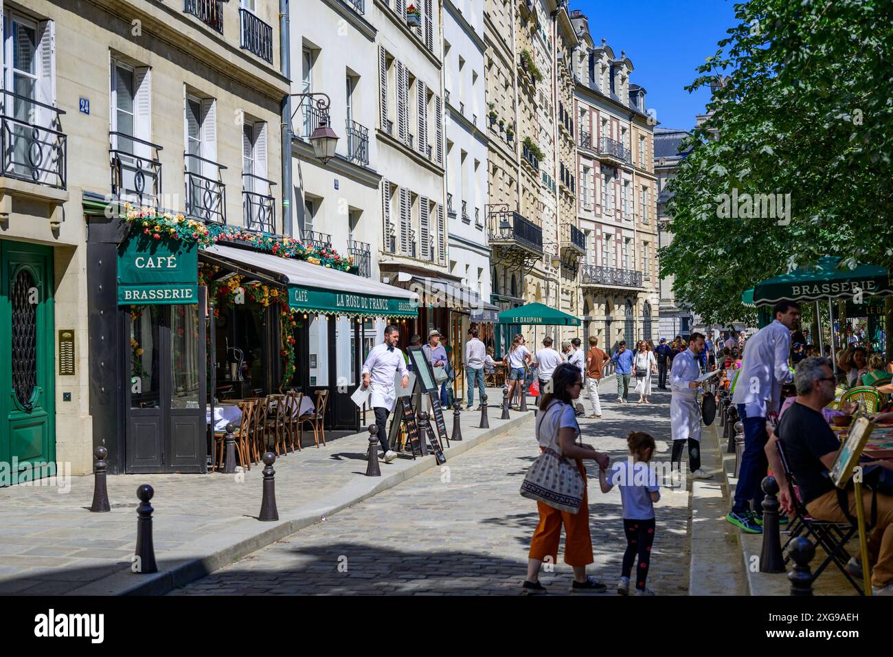 Vivaci strade di Parigi Foto Stock