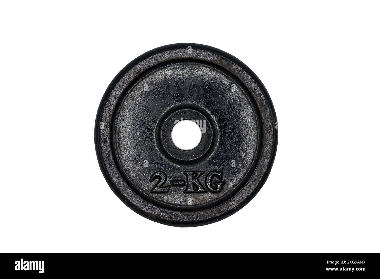 Dettaglio di un vecchio disco manubrio in metallo da 2 kg su sfondo bianco Foto Stock