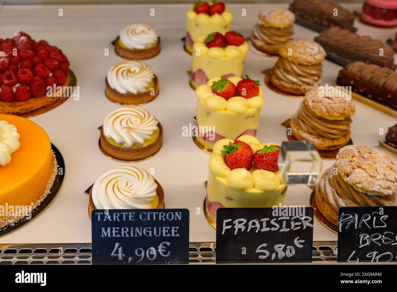 Pasticceria francese in mostra in un caffè di Parigi Foto Stock