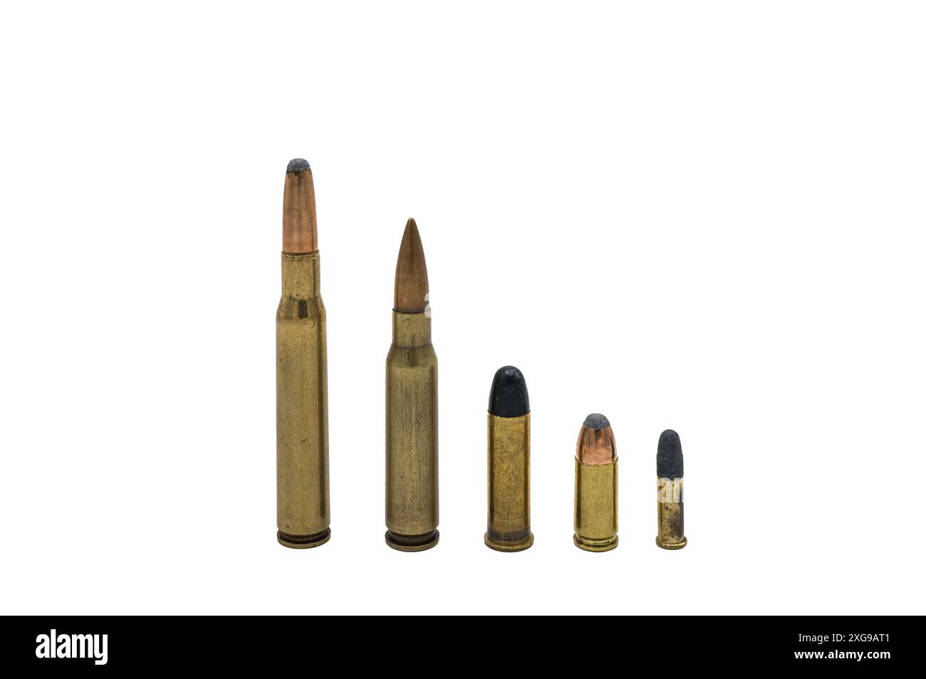Dettaglio di una raccolta di punti di diverse dimensioni su sfondo bianco. Munizioni a piedi ordinate per dimensione. Ci sono lunghi proiettili con pistola e pistola Foto Stock