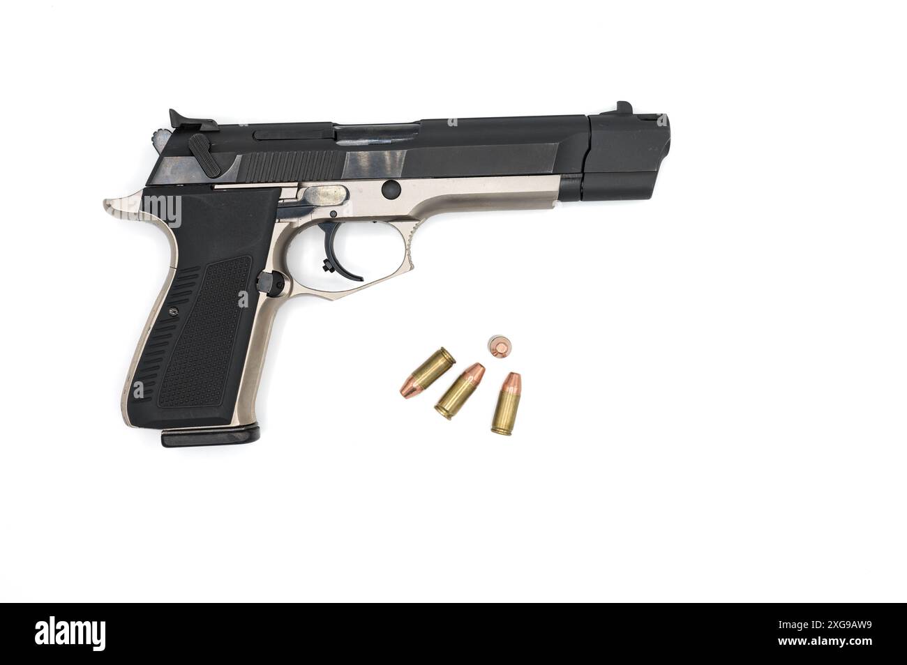 Dettaglio di una bella pistola della polizia e di alcuni proiettili da 9 mm con punta troncata a cono su sfondo bianco Foto Stock