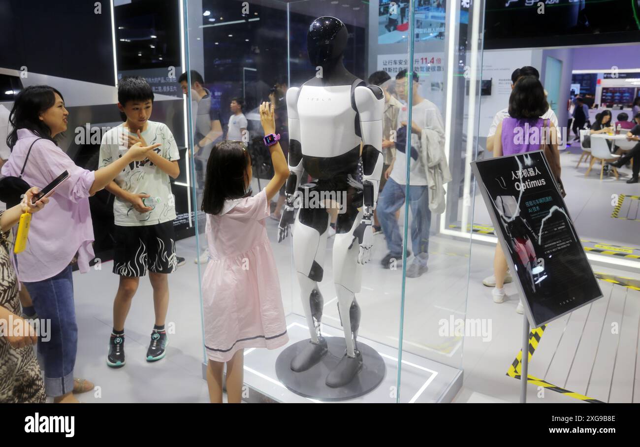 SHANGHAI, CINA - 7 LUGLIO 2024 - il robot umanoide Optimus-Gen 2 viene visto presso l'area espositiva Tesla al WAIC 2024 di Shanghai, Cina, 7 luglio 20 Foto Stock